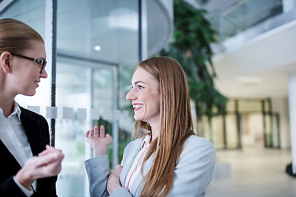 포토 JPG 서양인 외국인 응시 여자 비즈니스 직장 실내 대화 미소 사람 정장 상반신 20대 성인 두명 옆모습 30대 사무실 마주보기 비즈니스우먼 회전문 성인여자만 국내포토 시선 옷 뷰포인트 회사 모션 표정 말하기 인종 청년 내부 장년 문 직장인 여자만 성인만 파일형식