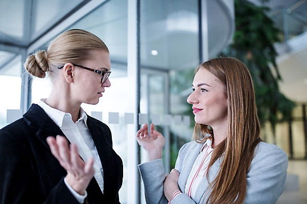 포토 JPG 서양인 외국인 응시 여자 비즈니스 직장 실내 대화 사람 정장 빌딩 상반신 20대 성인 내부 두명 옆모습 30대 사무실 마주보기 비즈니스우먼 성인여자만 국내포토 시선 옷 뷰포인트 회사 모션 말하기 인종 청년 건물 장년 직장인 여자만 성인만 파일형식