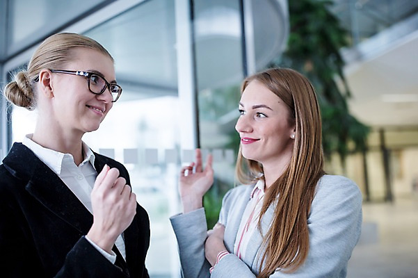 포토 JPG 서양인 외국인 여자 비즈니스 직장 실내 대화 서기 미소 사람 정장 빌딩 상반신 20대 성인 내부 두명 옆모습 30대 사무실 마주보기 비즈니스우먼 성인여자만 국내포토 옷 뷰포인트 회사 모션 표정 말하기 인종 청년 건물 장년 직장인 여자만 성인만 파일형식