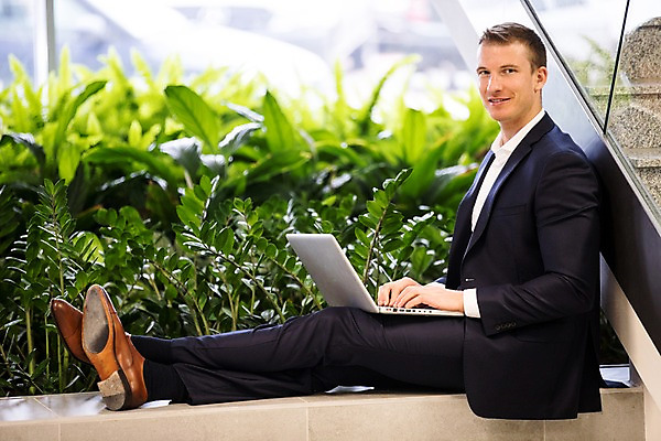 포토 JPG 전신 서양인 응시 남자 비즈니스 직장 실내 한명 미소 사람 앉기 정장 성인 옆모습 30대 노트북 사무실 계단 화단 성인남자한명만 국내포토 외국인 1 시선 옷 뷰포인트 회사 모션 표정 내부 장년 전자제품 남자한명만 성인남자만 파일형식