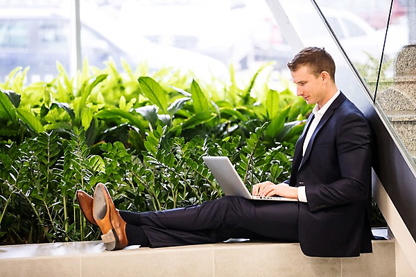 포토 JPG 전신 서양인 응시 남자 비즈니스 직장 실내 한명 사람 앉기 정장 성인 옆모습 30대 노트북 사무실 계단 화단 성인남자한명만 국내포토 외국인 1 시선 옷 뷰포인트 회사 모션 내부 장년 전자제품 남자한명만 성인남자만 파일형식