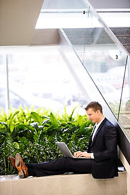 포토 JPG 전신 서양인 응시 남자 비즈니스 직장 실내 한명 사람 앉기 정장 성인 옆모습 30대 노트북 사무실 계단 화단 성인남자한명만 국내포토 외국인 1 시선 옷 뷰포인트 회사 모션 내부 장년 전자제품 남자한명만 성인남자만 파일형식