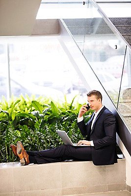 포토 JPG 전신 서양인 남자 비즈니스 직장 실내 한명 사람 앉기 정장 성인 옆모습 30대 노트북 사무실 계단 화단 통화 성인남자한명만 국내포토 외국인 1 옷 뷰포인트 회사 모션 내부 장년 전자제품 남자한명만 성인남자만 파일형식