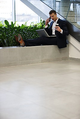 포토 JPG 전신 서양인 응시 남자 커피 비즈니스 직장 실내 한명 사람 앉기 정장 성인 옆모습 30대 노트북 사무실 계단 화단 통화 성인남자한명만 국내포토 외국인 1 시선 옷 음료 뷰포인트 회사 모션 내부 장년 전자제품 남자한명만 성인남자만 파일형식