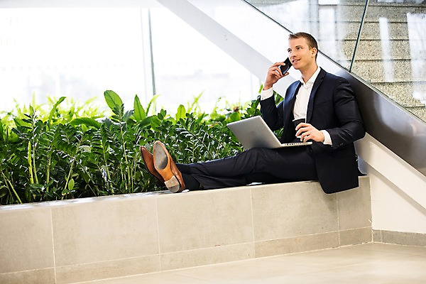 포토 JPG 전신 서양인 남자 커피 비즈니스 직장 실내 한명 사람 앉기 정장 성인 옆모습 30대 노트북 사무실 계단 화단 통화 성인남자한명만 국내포토 외국인 1 옷 음료 뷰포인트 회사 모션 내부 장년 전자제품 남자한명만 성인남자만 파일형식