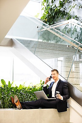 포토 JPG 전신 서양인 남자 커피 비즈니스 직장 실내 한명 사람 앉기 정장 성인 옆모습 30대 노트북 사무실 계단 화단 통화 성인남자한명만 국내포토 외국인 1 옷 음료 뷰포인트 회사 모션 내부 장년 전자제품 남자한명만 성인남자만 파일형식