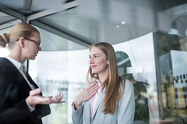 포토 JPG 서양인 외국인 여자 비즈니스 직장 실내 대화 미소 사람 정장 빌딩 상반신 20대 성인 두명 옆모습 30대 사무실 마주보기 비즈니스우먼 성인여자만 국내포토 옷 뷰포인트 회사 모션 표정 말하기 인종 청년 내부 건물 장년 직장인 여자만 성인만 파일형식