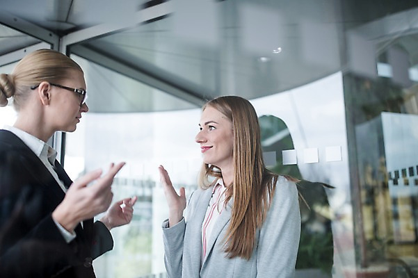 포토 JPG 서양인 외국인 여자 비즈니스 직장 실내 대화 미소 사람 정장 빌딩 상반신 20대 성인 두명 옆모습 30대 사무실 마주보기 비즈니스우먼 성인여자만 국내포토 옷 뷰포인트 회사 모션 표정 말하기 인종 청년 내부 건물 장년 직장인 여자만 성인만 파일형식