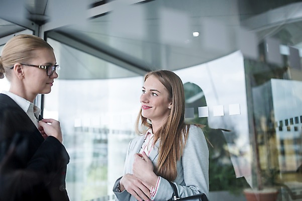 포토 JPG 서양인 외국인 여자 가방 비즈니스 직장 실내 대화 서기 미소 사람 정장 빌딩 상반신 20대 성인 내부 두명 옆모습 30대 사무실 마주보기 비즈니스우먼 성인여자만 국내포토 잡화 옷 뷰포인트 회사 모션 표정 말하기 인종 청년 건물 장년 직장인 여자만 성인만 파일형식