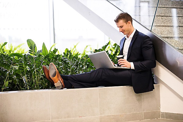 포토 JPG 전신 서양인 응시 남자 커피 비즈니스 직장 실내 한명 미소 사람 앉기 정장 성인 옆모습 30대 노트북 사무실 계단 화단 성인남자한명만 국내포토 외국인 1 시선 옷 음료 뷰포인트 회사 모션 표정 내부 장년 전자제품 남자한명만 성인남자만 파일형식