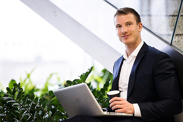 포토 JPG 서양인 남자 커피 비즈니스 직장 실내 한명 미소 사람 앉기 정장 상반신 성인 앞모습 30대 노트북 사무실 계단 성인남자한명만 국내포토 외국인 1 옷 음료 뷰포인트 회사 모션 표정 내부 장년 전자제품 남자한명만 성인남자만 파일형식