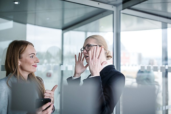 포토 JPG 서양인 외국인 응시 여자 비즈니스 직장 실내 대화 미소 사람 정장 빌딩 상반신 20대 성인 내부 두명 옆모습 30대 스마트폰 사무실 손들기 마주보기 비즈니스우먼 성인여자만 국내포토 시선 옷 뷰포인트 회사 모션 표정 말하기 인종 청년 건물 장년 핸드폰 스마트기기 직장인 여자만 성인만 파일형식