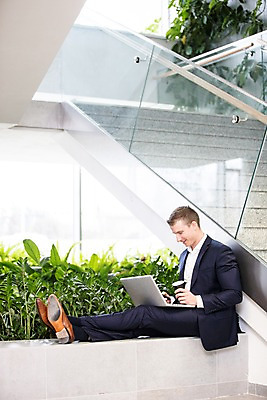 포토 JPG 전신 서양인 응시 남자 커피 비즈니스 직장 실내 한명 사람 앉기 정장 성인 옆모습 30대 노트북 사무실 계단 화단 성인남자한명만 국내포토 외국인 1 시선 옷 음료 뷰포인트 회사 모션 내부 장년 전자제품 남자한명만 성인남자만 파일형식