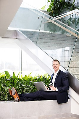 포토 JPG 전신 서양인 응시 남자 커피 비즈니스 직장 실내 한명 미소 사람 앉기 정장 성인 옆모습 30대 노트북 사무실 계단 화단 성인남자한명만 국내포토 외국인 1 시선 옷 음료 뷰포인트 회사 모션 표정 내부 장년 전자제품 남자한명만 성인남자만 파일형식