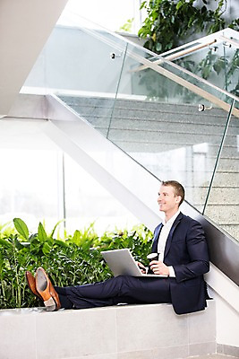 포토 JPG 전신 서양인 응시 남자 커피 비즈니스 직장 실내 한명 미소 사람 앉기 정장 성인 옆모습 30대 노트북 사무실 계단 화단 성인남자한명만 국내포토 외국인 1 시선 옷 음료 뷰포인트 회사 모션 표정 내부 장년 전자제품 남자한명만 성인남자만 파일형식