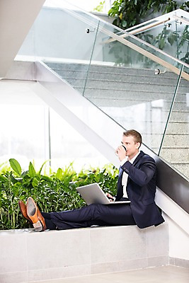 포토 JPG 전신 서양인 남자 커피 비즈니스 직장 실내 한명 사람 앉기 정장 성인 옆모습 30대 노트북 사무실 계단 마시기 화단 성인남자한명만 국내포토 외국인 1 옷 음료 뷰포인트 회사 모션 내부 장년 전자제품 남자한명만 성인남자만 파일형식