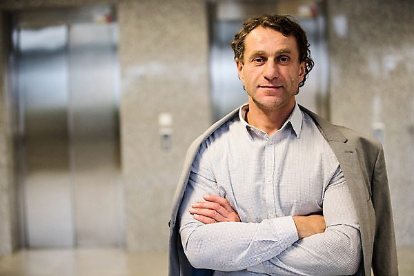 포토 JPG 서양인 응시 남자 40대 중년 비즈니스 직장 실내 한명 서기 사람 정장 상반신 성인 앞모습 사무실 팔짱 엘리베이터 중년남자한명만 국내포토 외국인 1 시선 옷 뷰포인트 회사 모션 내부 남자한명만 중년남자만 파일형식