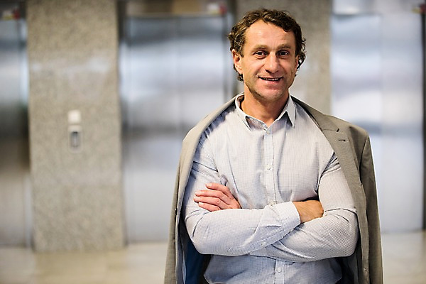 포토 JPG 서양인 응시 남자 40대 중년 비즈니스 직장 실내 한명 서기 미소 사람 정장 상반신 성인 앞모습 사무실 팔짱 엘리베이터 중년남자한명만 국내포토 외국인 1 시선 옷 뷰포인트 회사 모션 표정 내부 남자한명만 중년남자만 파일형식