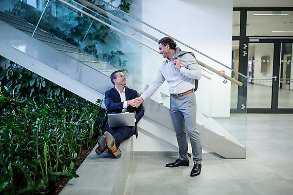 포토 JPG 전신 서양인 응시 남자 40대 중년 비즈니스 악수 직장 실내 서기 미소 사람 앉기 정장 성인 두명 앞모습 옆모습 30대 노트북 사무실 마주보기 계단 화단 남자만 국내포토 외국인 시선 옷 뷰포인트 회사 모션 표정 손짓 내부 장년 전자제품 파일형식