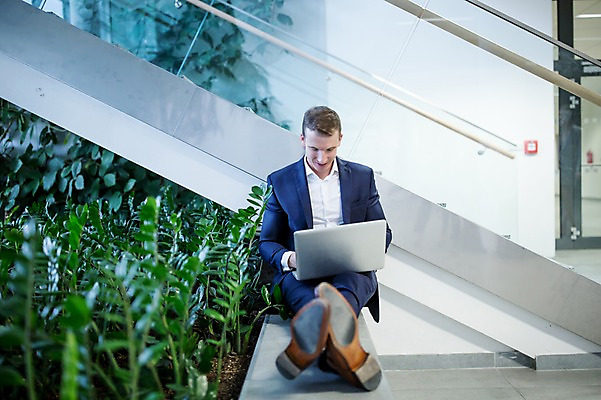 포토 JPG 전신 서양인 응시 남자 비즈니스 직장 실내 한명 사람 앉기 정장 성인 앞모습 30대 노트북 사무실 계단 화단 성인남자한명만 국내포토 외국인 1 시선 옷 뷰포인트 회사 모션 내부 장년 전자제품 남자한명만 성인남자만 파일형식