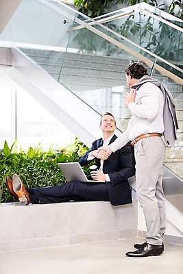 포토 JPG 전신 서양인 응시 남자 커피 40대 중년 비즈니스 악수 직장 실내 서기 미소 사람 앉기 정장 성인 두명 옆모습 30대 노트북 사무실 계단 화단 남자만 국내포토 외국인 시선 옷 음료 뷰포인트 회사 모션 표정 손짓 내부 장년 전자제품 파일형식