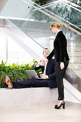 포토 JPG 전신 서양인 여자 남자 커피 비즈니스 악수 직장 실내 서기 미소 사람 앉기 정장 성인 두명 옆모습 30대 노트북 사무실 계단 화단 성인만 국내포토 외국인 옷 음료 뷰포인트 회사 모션 표정 손짓 내부 장년 전자제품 파일형식