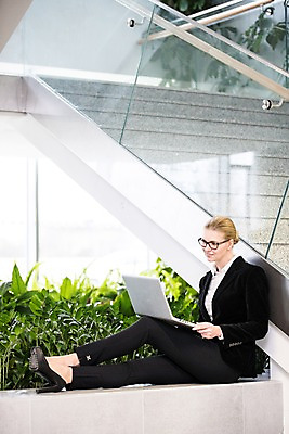 포토 JPG 전신 서양인 응시 여자 비즈니스 직장 실내 한명 미소 사람 앉기 정장 성인 옆모습 30대 노트북 사무실 계단 비즈니스우먼 화단 성인여자한명만 국내포토 외국인 1 시선 옷 뷰포인트 회사 모션 표정 내부 장년 전자제품 직장인 여자한명만 성인여자만 파일형식