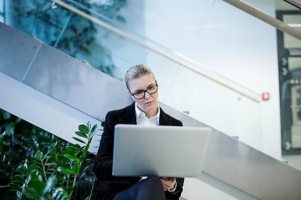 포토 JPG 서양인 응시 여자 비즈니스 직장 실내 한명 사람 앉기 정장 상반신 성인 앞모습 30대 노트북 사무실 계단 비즈니스우먼 화단 성인여자한명만 국내포토 외국인 1 시선 옷 뷰포인트 회사 모션 내부 장년 전자제품 직장인 여자한명만 성인여자만 파일형식