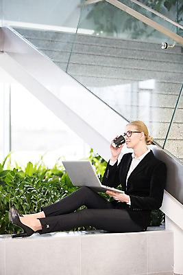 포토 JPG 전신 서양인 응시 여자 커피 비즈니스 직장 실내 한명 사람 앉기 정장 성인 옆모습 30대 노트북 사무실 계단 마시기 비즈니스우먼 화단 성인여자한명만 국내포토 외국인 1 시선 옷 음료 뷰포인트 회사 모션 내부 장년 전자제품 직장인 여자한명만 성인여자만 파일형식