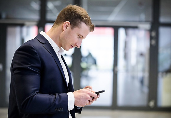 포토 JPG 서양인 응시 남자 비즈니스 직장 실내 한명 서기 사람 정장 빌딩 상반신 성인 내부 옆모습 30대 스마트폰 사무실 문 성인남자한명만 국내포토 외국인 1 시선 옷 뷰포인트 회사 모션 건물 장년 핸드폰 스마트기기 남자한명만 성인남자만 파일형식
