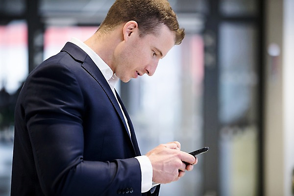포토 JPG 서양인 응시 남자 비즈니스 직장 실내 한명 사람 정장 상반신 성인 옆모습 30대 스마트폰 사무실 성인남자한명만 국내포토 외국인 1 시선 옷 뷰포인트 회사 내부 장년 핸드폰 스마트기기 남자한명만 성인남자만 파일형식
