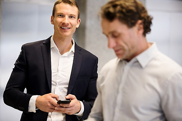 포토 JPG 서양인 남자 40대 중년 비즈니스 직장 실내 서기 미소 들기 사람 정장 상반신 성인 두명 앞모습 옆모습 30대 스마트폰 사무실 남자만 국내포토 외국인 옷 뷰포인트 회사 모션 표정 내부 장년 핸드폰 스마트기기 파일형식