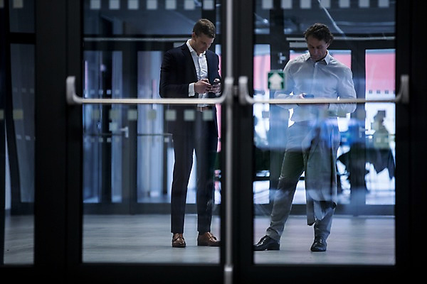 포토 JPG 전신 서양인 응시 남자 40대 중년 비즈니스 직장 실내 서기 사람 정장 빌딩 성인 두명 앞모습 30대 스마트폰 사무실 문 남자만 국내포토 외국인 시선 옷 뷰포인트 회사 모션 내부 건물 장년 핸드폰 스마트기기 파일형식