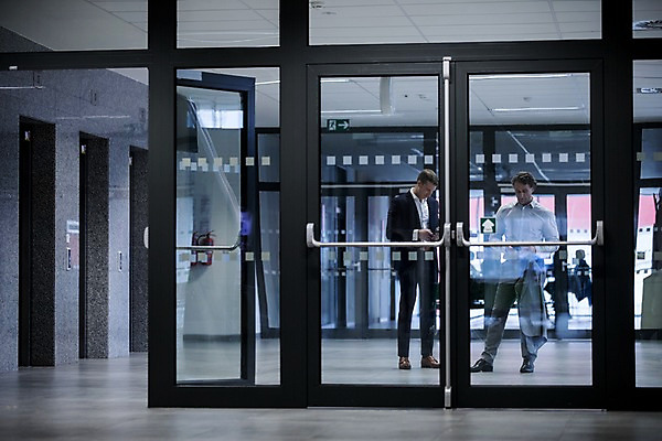 포토 JPG 전신 서양인 응시 남자 40대 중년 비즈니스 직장 실내 서기 사람 정장 빌딩 성인 두명 앞모습 30대 사무실 문 엘리베이터 남자만 국내포토 외국인 시선 옷 뷰포인트 회사 모션 내부 건물 장년 파일형식