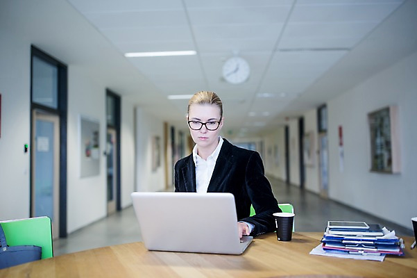 포토 JPG 서양인 응시 여자 안경 커피 비즈니스 탁자 실내 한명 사람 앉기 정장 상반신 성인 앞모습 30대 노트북 태블릿 사무실 비즈니스우먼 서류더미 성인여자한명만 국내포토 외국인 1 시선 잡화 옷 음료 뷰포인트 가구 모션 내부 장년 전자제품 스마트기기 직장인 문서 여자한명만 성인여자만 파일형식 더미