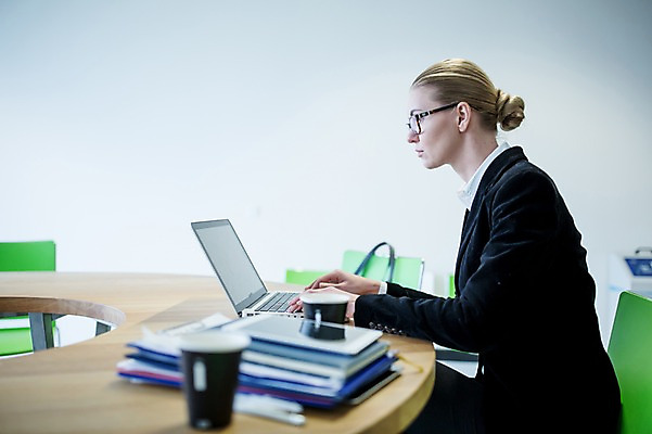 포토 JPG 서양인 응시 여자 커피 의자 비즈니스 실내 한명 사람 앉기 정장 상반신 성인 옆모습 30대 노트북 사무실 비즈니스우먼 책상 서류더미 성인여자한명만 국내포토 외국인 1 시선 옷 음료 뷰포인트 가구 모션 내부 장년 전자제품 직장인 문서 여자한명만 성인여자만 파일형식 더미
