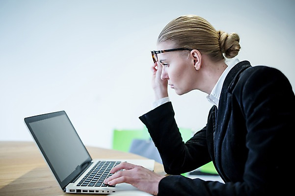 포토 JPG 서양인 응시 여자 안경 비즈니스 실내 한명 사람 앉기 정장 상반신 성인 옆모습 30대 노트북 사무실 비즈니스우먼 책상 파일 서류통 성인여자한명만 국내포토 외국인 1 시선 잡화 옷 뷰포인트 가구 모션 내부 장년 전자제품 사무용품 직장인 여자한명만 성인여자만 파일형식