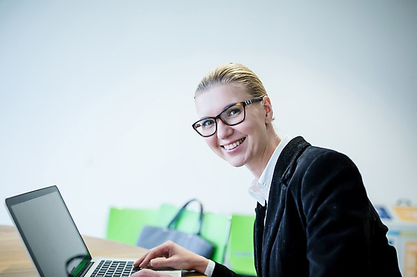 포토 JPG 서양인 응시 여자 가방 비즈니스 실내 한명 미소 사람 정장 상반신 성인 옆모습 30대 노트북 사무실 비즈니스우먼 책상 파일 성인여자한명만 국내포토 외국인 1 시선 잡화 옷 뷰포인트 가구 표정 내부 장년 전자제품 직장인 여자한명만 성인여자만 파일형식