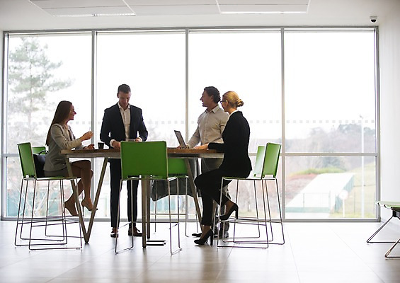 포토 JPG 전신 서양인 응시 여자 남자 커피 40대 중년 의자 가방 비즈니스 탁자 회의 실내 서기 사람 앉기 정장 여러명 20대 성인 앞모습 옆모습 30대 노트북 사무실 창가 성인만 국내포토 외국인 시선 잡화 옷 음료 뷰포인트 가구 다수 창문 모션 청년 내부 장년 전자제품 파일형식