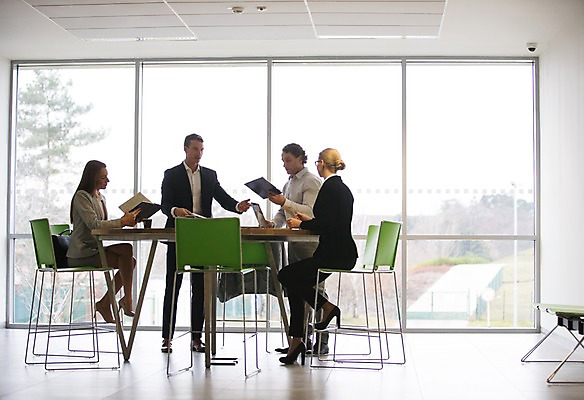 포토 JPG 전신 서양인 여자 남자 40대 중년 의자 비즈니스 탁자 회의 실내 대화 서기 사람 앉기 정장 여러명 20대 성인 앞모습 옆모습 30대 노트북 사무실 공책 문서 성인만 국내포토 외국인 옷 뷰포인트 가구 다수 모션 문구용품 말하기 청년 내부 장년 전자제품 파일형식