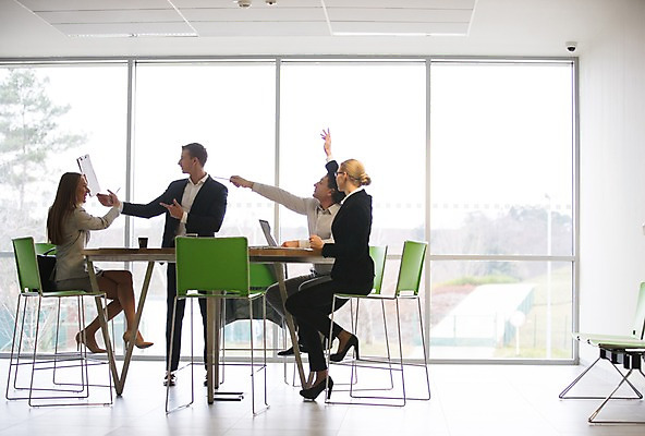 포토 JPG 전신 서양인 응시 여자 남자 커피 40대 중년 비즈니스 회의 실내 서기 사람 앉기 정장 여러명 20대 성인 앞모습 옆모습 30대 노트북 사무실 손들기 가리킴 창가 문서 파일 성인만 국내포토 외국인 시선 옷 음료 뷰포인트 다수 창문 모션 손짓 청년 내부 장년 전자제품 파일형식