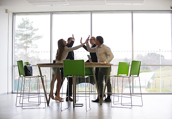 포토 JPG 전신 서양인 여자 남자 40대 중년 의자 비즈니스 탁자 회의 실내 서기 미소 사람 정장 여러명 20대 성인 옆모습 30대 사무실 창가 하이파이브 성인만 국내포토 외국인 옷 뷰포인트 가구 다수 창문 모션 표정 손짓 청년 내부 장년 파일형식