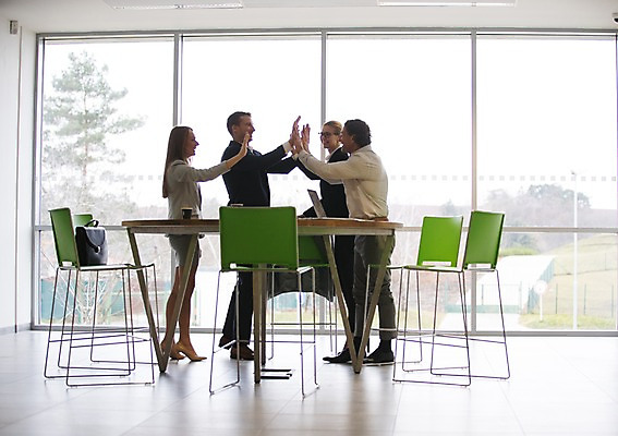 포토 JPG 전신 서양인 여자 남자 40대 중년 의자 가방 비즈니스 탁자 회의 실내 서기 미소 사람 정장 여러명 20대 성인 옆모습 30대 노트북 사무실 창가 하이파이브 성인만 국내포토 외국인 잡화 옷 뷰포인트 가구 다수 창문 모션 표정 손짓 청년 내부 장년 전자제품 파일형식