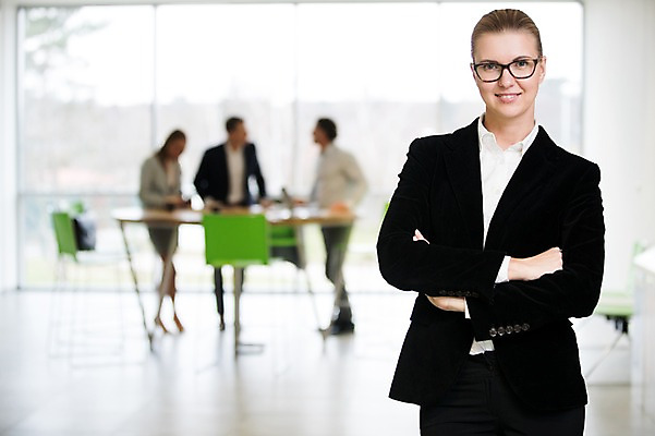 포토 JPG 전신 서양인 응시 여자 남자 40대 중년 의자 가방 비즈니스 탁자 회의 실내 서기 미소 사람 정장 여러명 상반신 20대 성인 앞모습 옆모습 아웃포커스 30대 사무실 팔짱 창가 리더 성인만 팀장 국내포토 외국인 시선 잡화 옷 뷰포인트 가구 다수 창문 모션 촬영기법 표정 청년 내부 장년 파일형식