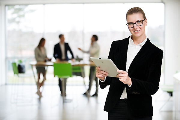 포토 JPG 전신 서양인 여자 남자 40대 중년 의자 비즈니스 탁자 회의 실내 서기 미소 들기 사람 정장 여러명 상반신 20대 성인 앞모습 옆모습 아웃포커스 30대 태블릿 사무실 창가 리더 성인만 팀장 국내포토 외국인 옷 뷰포인트 가구 다수 창문 모션 촬영기법 표정 청년 내부 장년 전자제품 스마트기기 파일형식