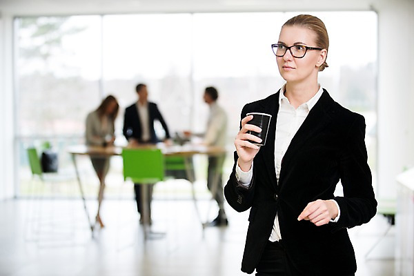 포토 JPG 전신 서양인 응시 여자 남자 커피 40대 중년 의자 비즈니스 탁자 실내 대화 서기 들기 사람 정장 여러명 상반신 20대 성인 앞모습 옆모습 아웃포커스 30대 사무실 마주보기 창가 리더 성인만 팀장 국내포토 외국인 시선 옷 음료 뷰포인트 가구 다수 창문 모션 촬영기법 말하기 청년 내부 장년 파일형식