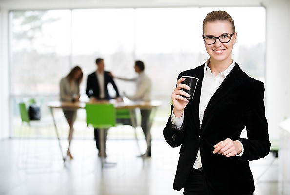 포토 JPG 전신 서양인 응시 여자 남자 커피 40대 중년 의자 가방 비즈니스 탁자 실내 대화 서기 미소 들기 사람 정장 여러명 상반신 20대 성인 앞모습 옆모습 아웃포커스 30대 사무실 창가 리더 성인만 어깨에손 팀장 국내포토 외국인 시선 잡화 옷 음료 뷰포인트 가구 다수 창문 모션 촬영기법 표정 말하기 청년 내부 장년 파일형식