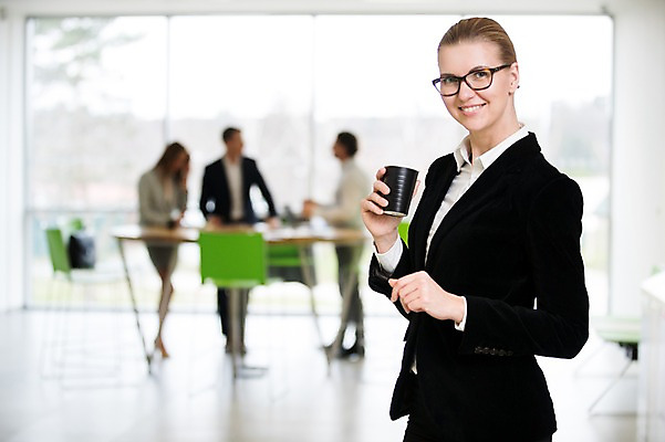 포토 JPG 전신 서양인 응시 여자 남자 커피 40대 중년 의자 비즈니스 탁자 실내 대화 서기 미소 들기 사람 정장 여러명 상반신 20대 성인 앞모습 옆모습 아웃포커스 30대 사무실 마주보기 창가 리더 성인만 팀장 국내포토 외국인 시선 옷 음료 뷰포인트 가구 다수 창문 모션 촬영기법 표정 말하기 청년 내부 장년 파일형식