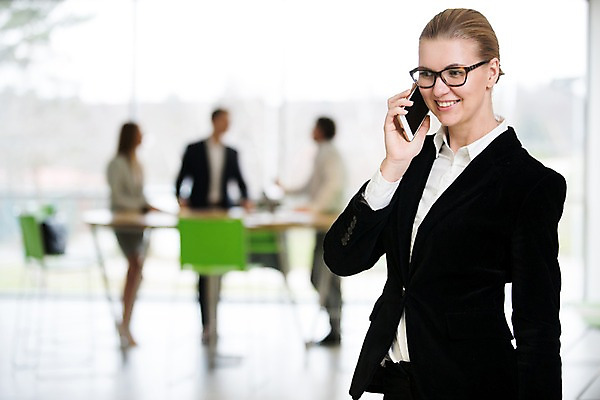 포토 JPG 전신 서양인 여자 남자 40대 중년 의자 비즈니스 탁자 실내 서기 미소 사람 정장 여러명 상반신 20대 성인 앞모습 옆모습 아웃포커스 30대 스마트폰 사무실 창가 리더 통화 성인만 팀장 국내포토 외국인 옷 뷰포인트 가구 다수 창문 모션 촬영기법 표정 청년 내부 장년 핸드폰 스마트기기 파일형식