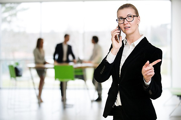 포토 JPG 전신 서양인 응시 여자 남자 40대 중년 의자 비즈니스 탁자 실내 서기 사람 정장 여러명 상반신 20대 성인 앞모습 옆모습 아웃포커스 30대 스마트폰 사무실 올려보기 가리킴 창가 리더 통화 성인만 팀장 국내포토 외국인 시선 옷 뷰포인트 가구 다수 창문 모션 촬영기법 손짓 청년 내부 장년 핸드폰 스마트기기 파일형식